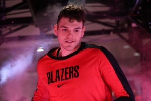 九游app最新版下载安装-拓记：克林根仍是中锋位置的最优选 罗威伤多&amp;杨瀚森的篮板待考验