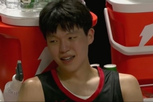 杨瀚森首秀：乱流中最聪明的岩石